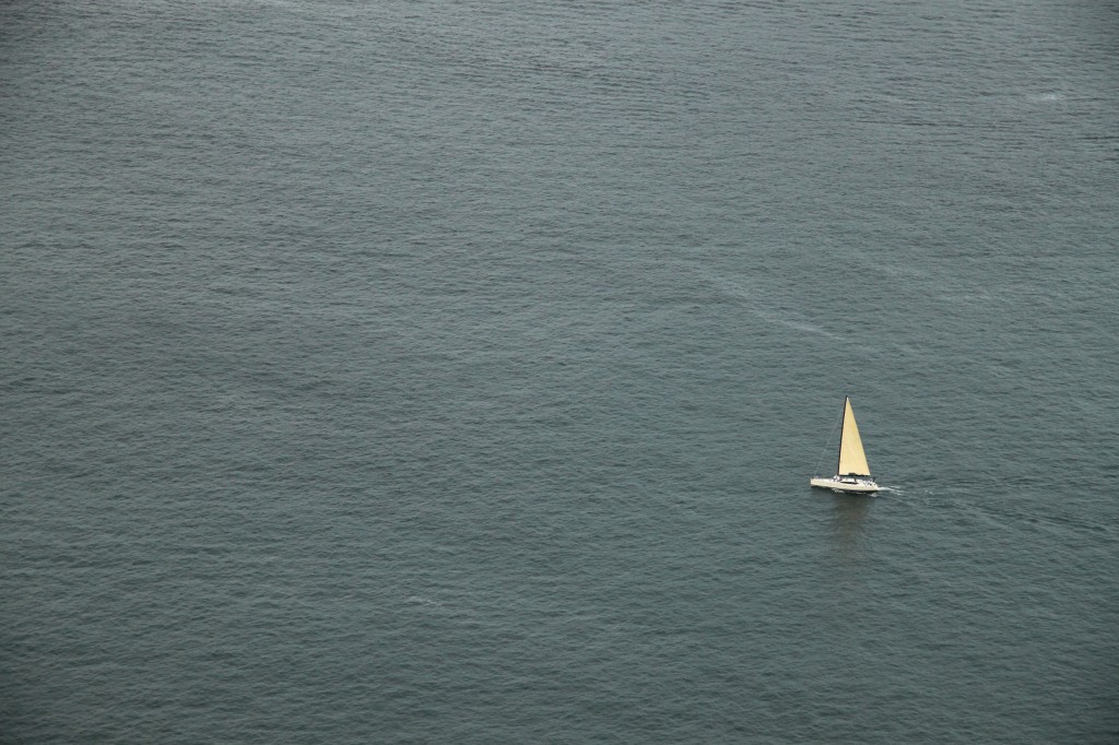 Barco em meio ao mar