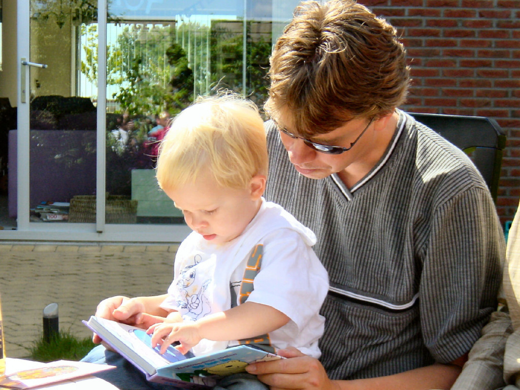 Pai e filho lendo